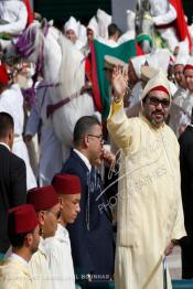 Image du Maroc Professionnelle de  SM Le roi Mohammed VI, accompagné par le prince héritier, Moulay Hassan ainsi que de son frère, le prince Moulay Rachid, salue la foule alors qu'il se trouvait dans une limousine lors d'une cérémonie d'allégeance marquant le 19e anniversaire de son accession au trône, au palais du roi à Tétouan, mardi 31 juillet 2018. (Photo / Abdeljalil Bounhar)